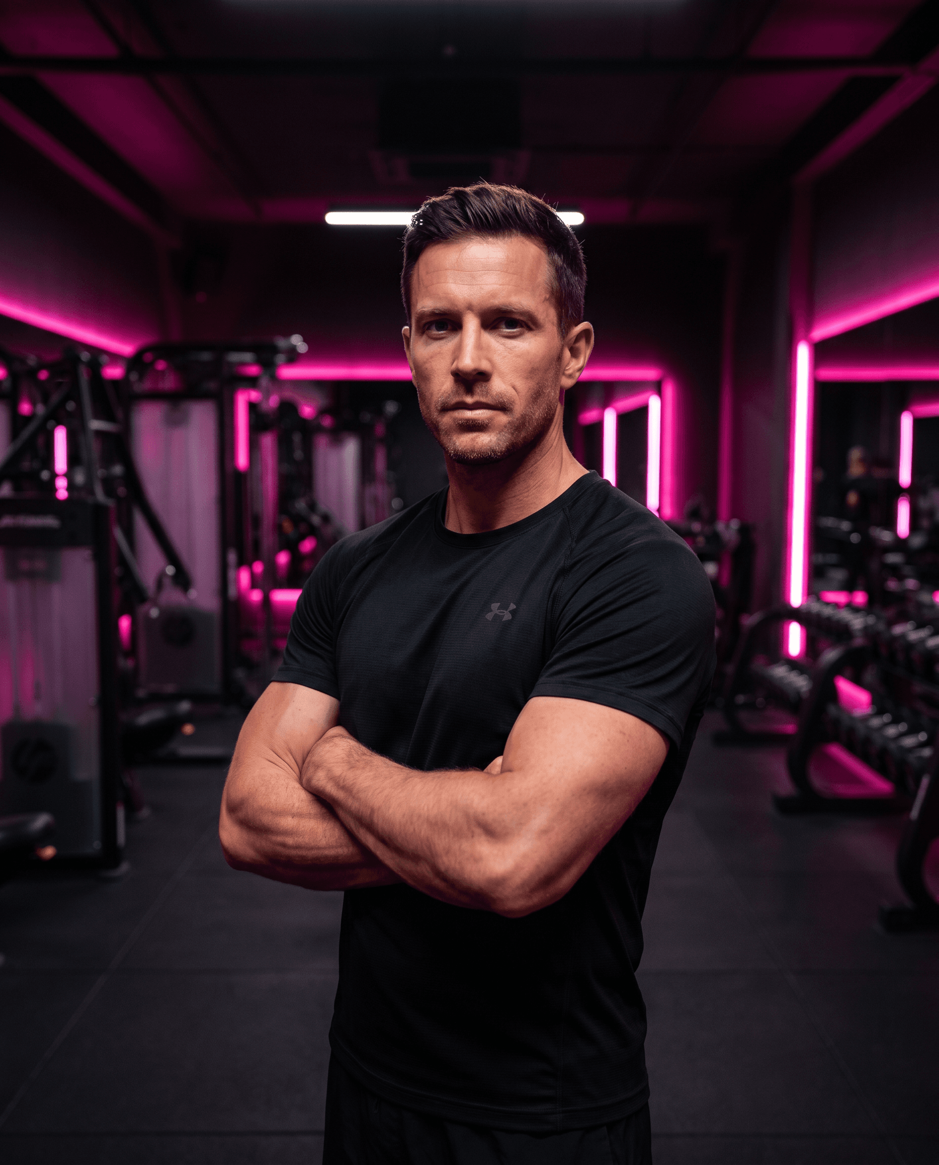 Entschlossener Athlet im Fitnessstudio